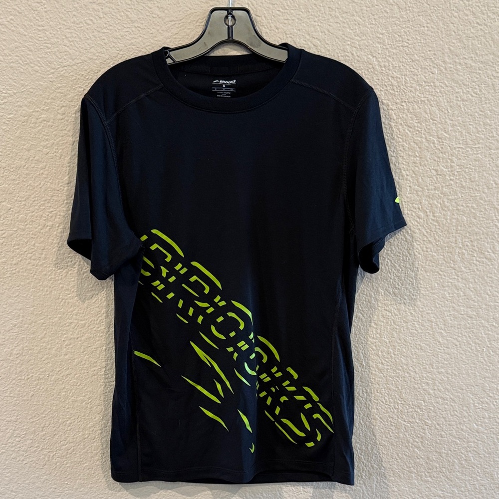 Brooks Men's Black and Yellow Graphic Tee